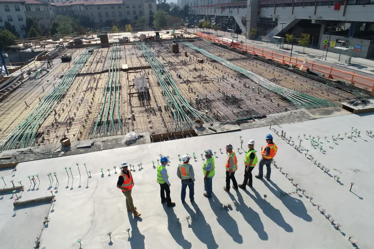 Obra de construcción al atardecer, portada del sitio de la cámara
